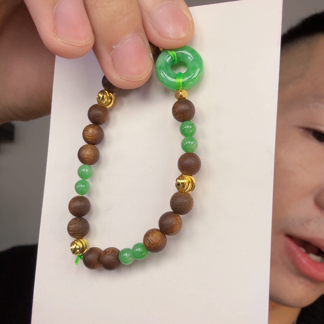 翡翠未镶嵌颈饰一件