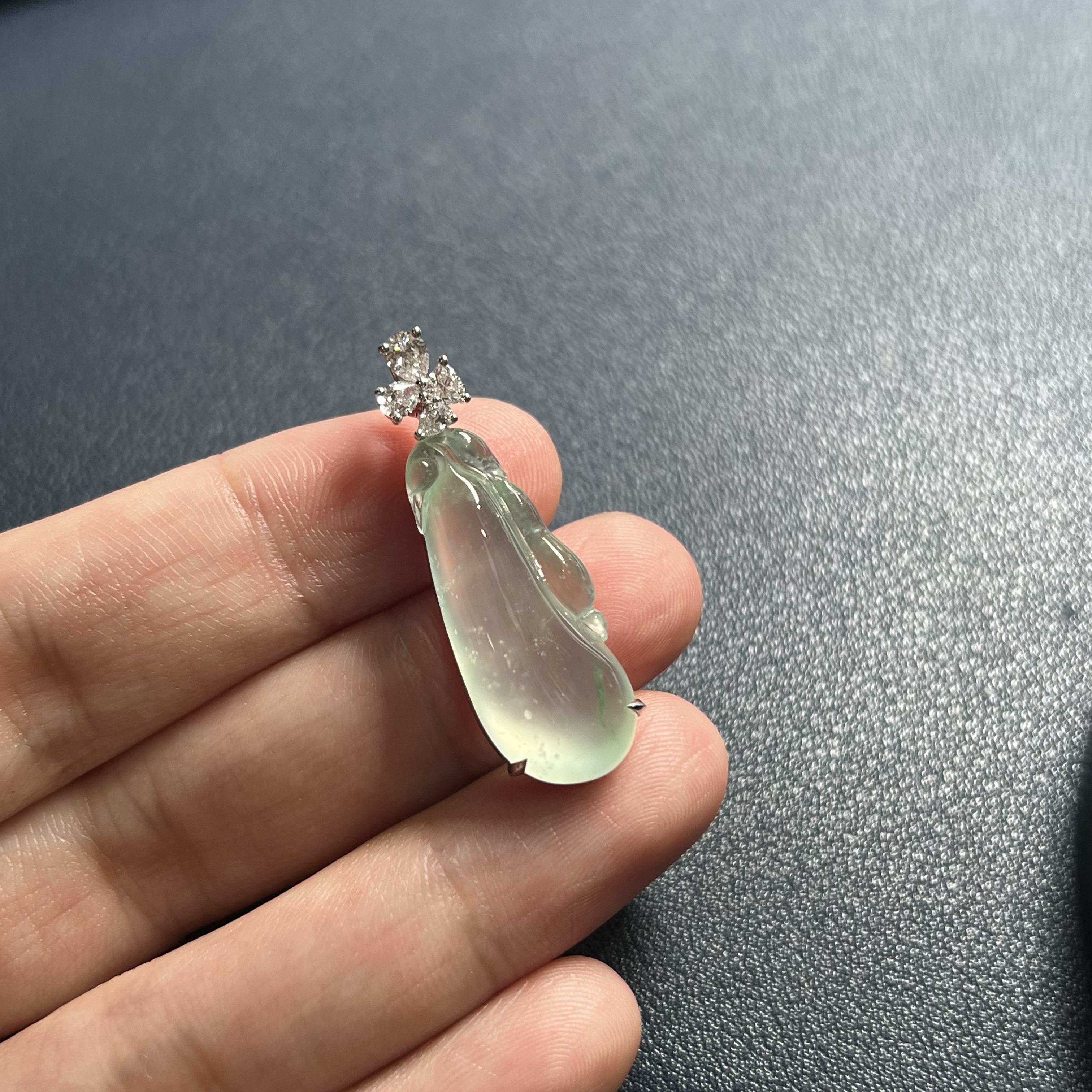 缅甸A货翡翠18k玻璃底飘阳绿晴水瓜吊坠裸27.2×11.2×7.1整体35.1