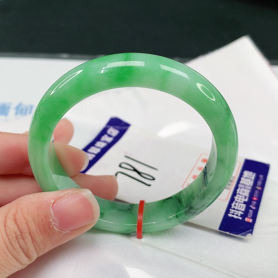 翡翠手镯未镶嵌翡翠