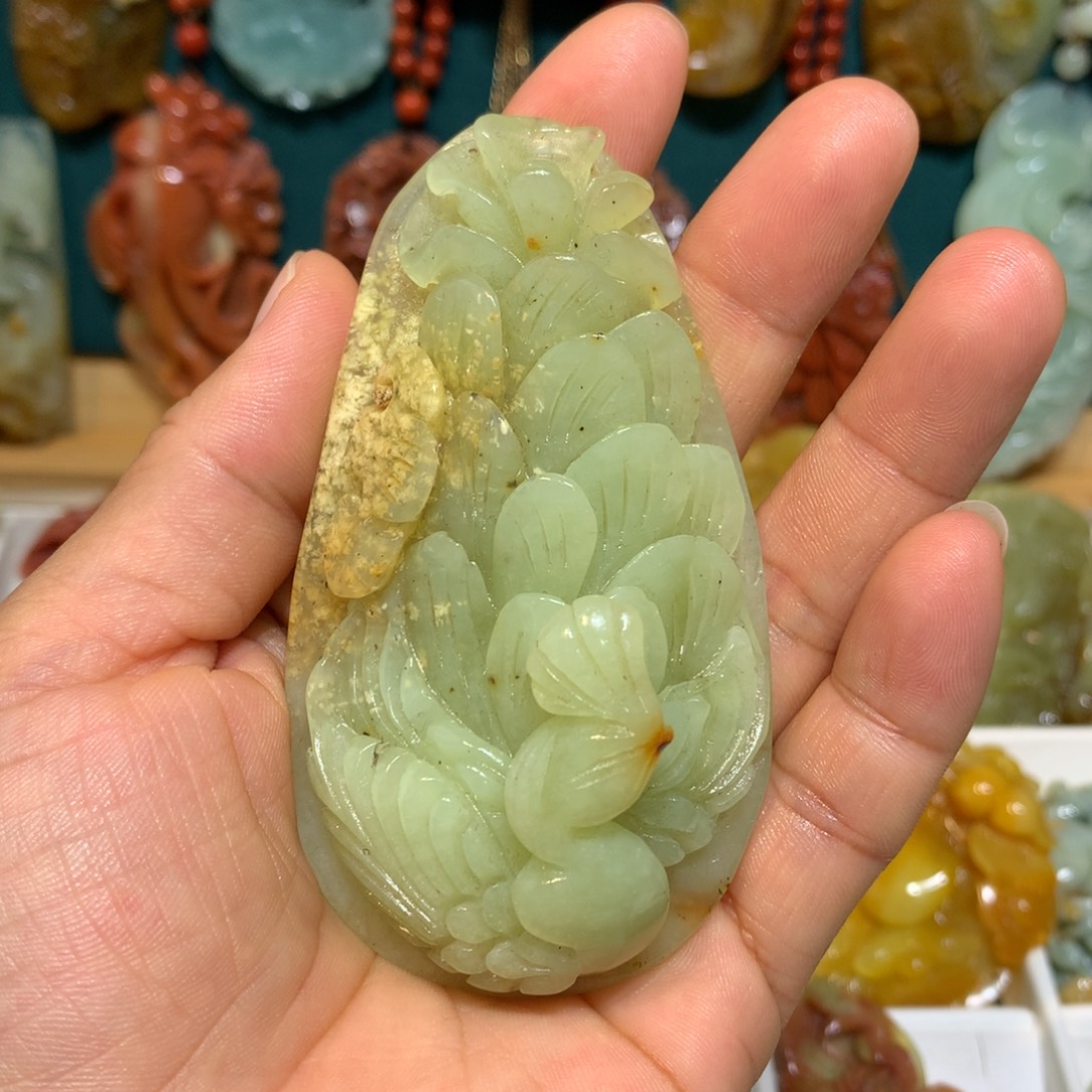 蛇纹石玉未镶嵌颈饰