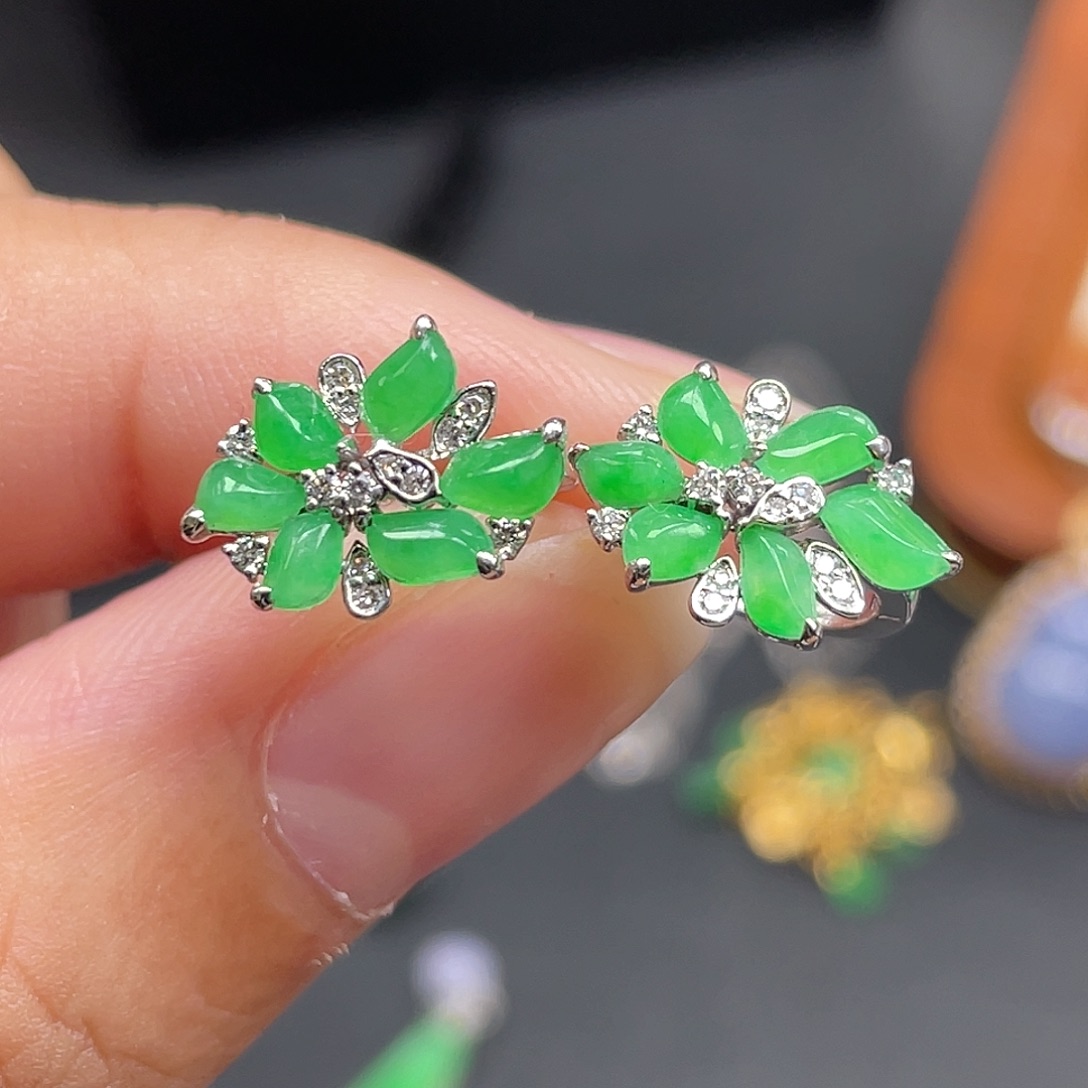 翡翠18K金镶嵌耳饰绿蛋面