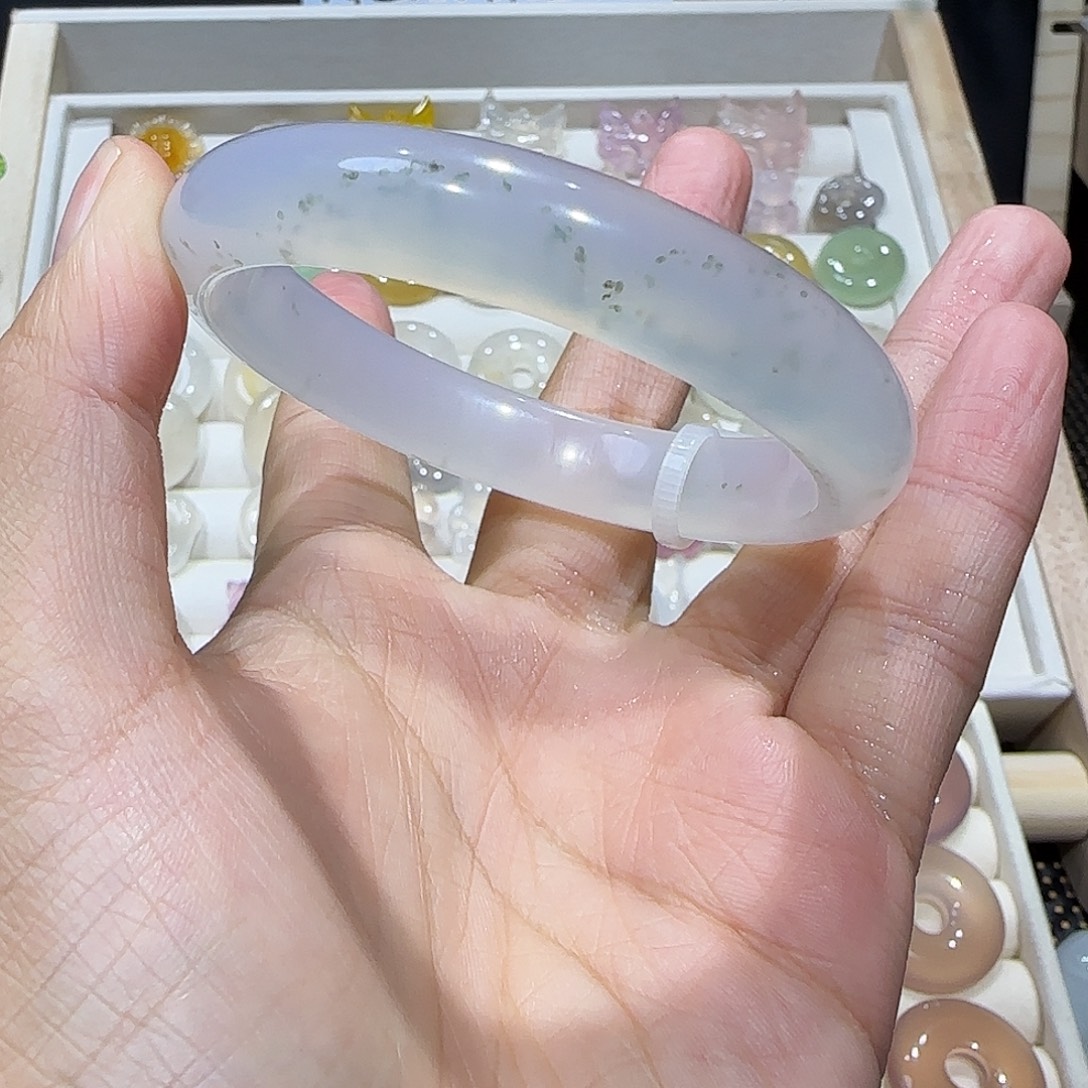 玛瑙/玉髓未镶嵌手镯56飘绿花