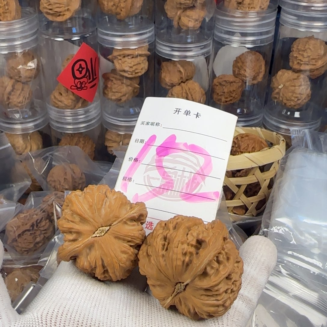 文玩核桃吊坠白狮子