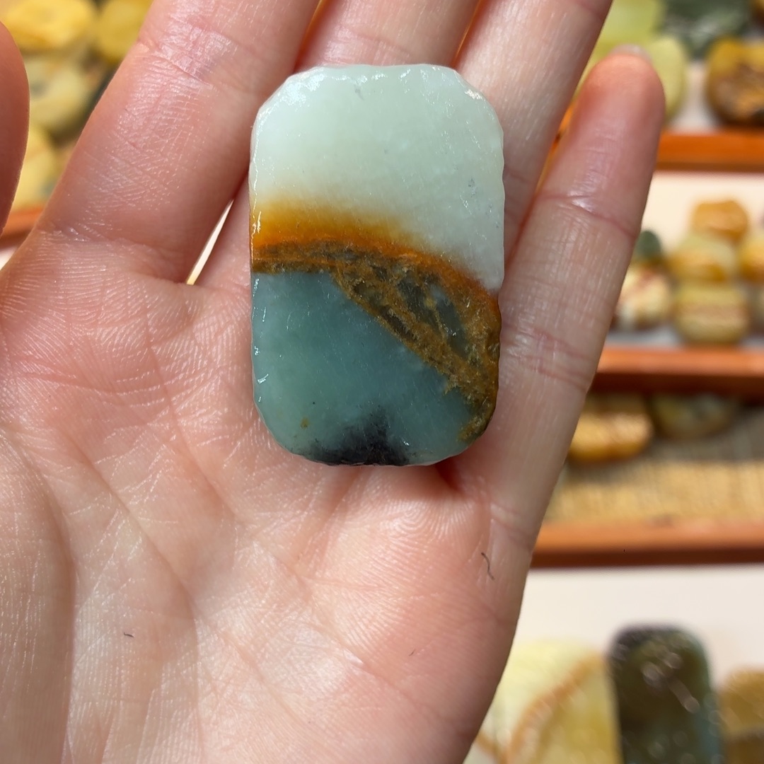 C***c蛇纹石玉未镶嵌颈饰