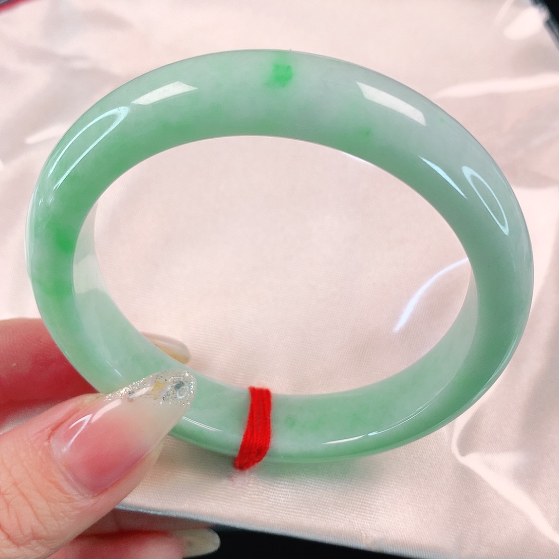 翡翠手镯未镶嵌有纹裂抠手