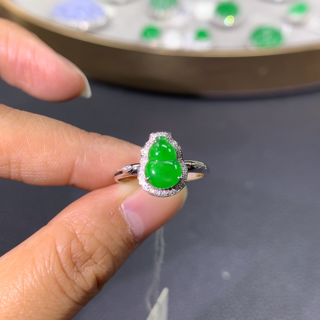 翡翠戒指18K金镶嵌翡翠