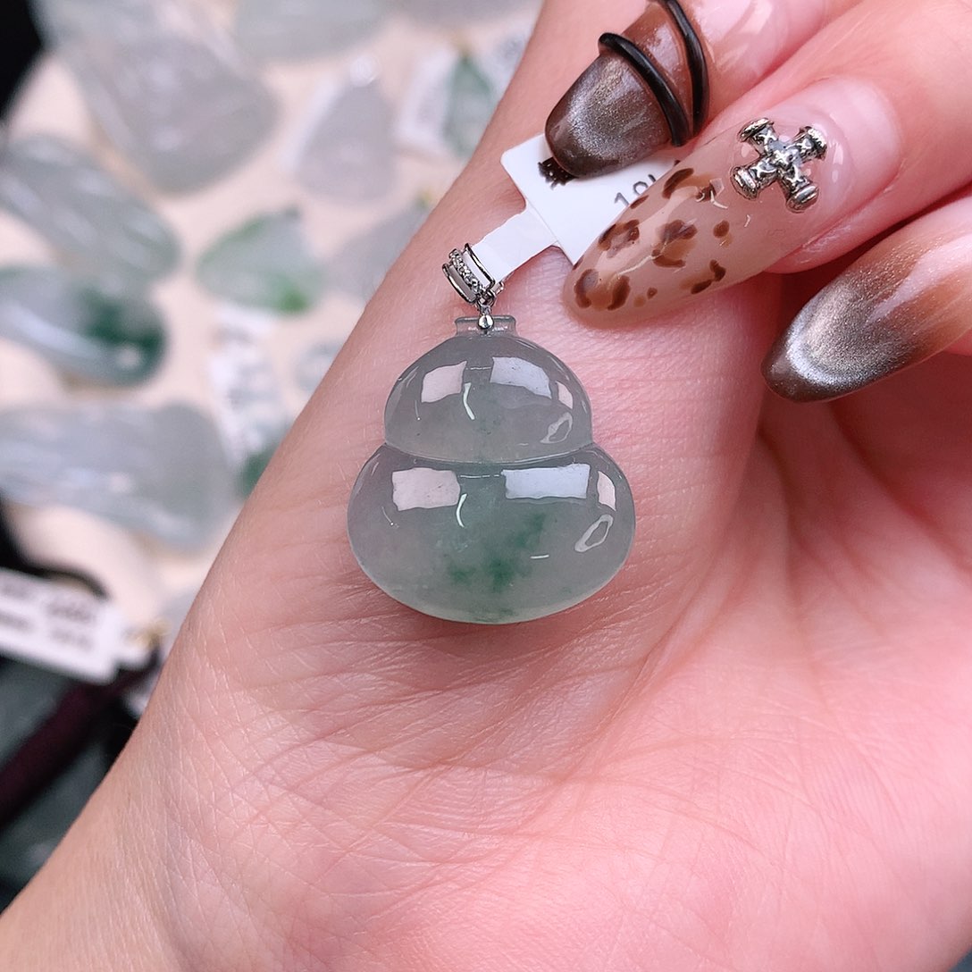 翡翠颈饰18K金镶嵌飘彩葫芦26、20.5、19、5