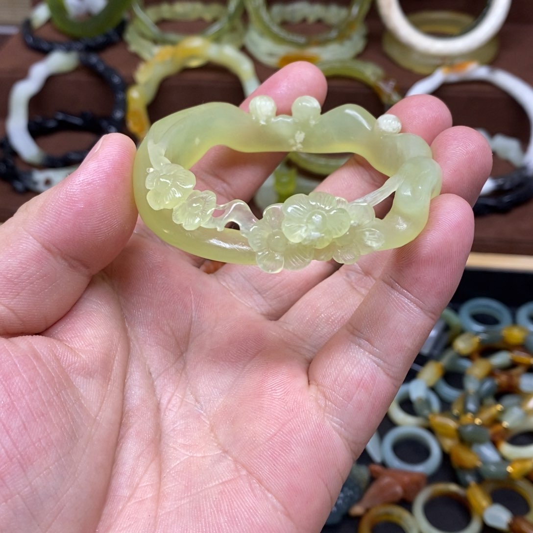 蛇纹石玉手镯未镶嵌