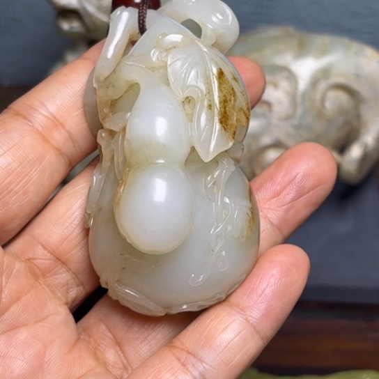 徐***业和田玉未镶嵌颈饰