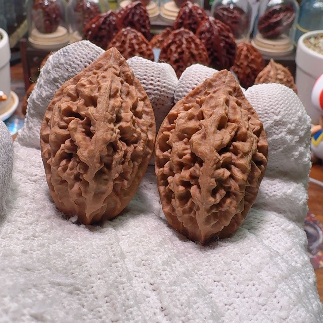 文玩核桃吊坠龙纹花中花