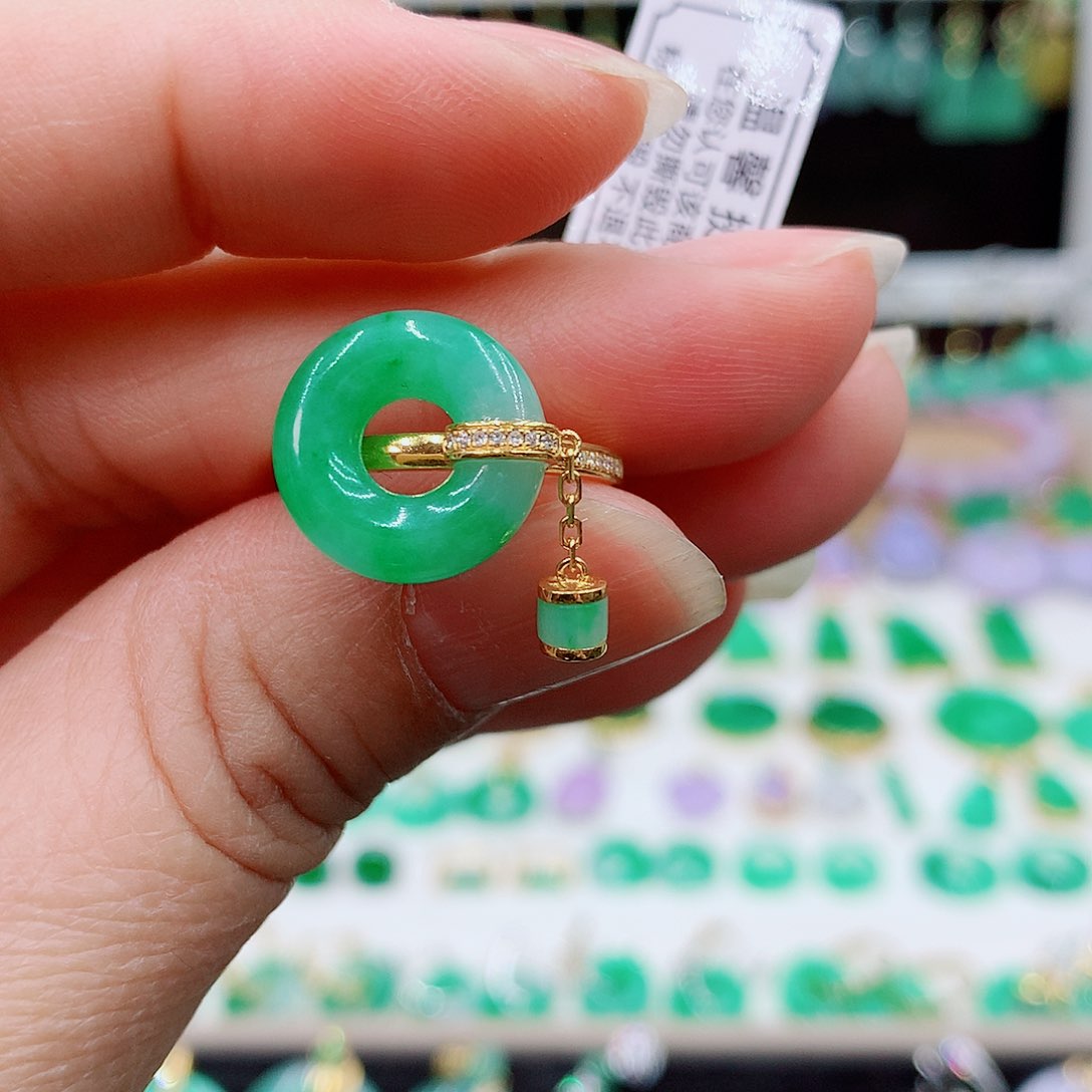 翡翠戒指18K金镶嵌的