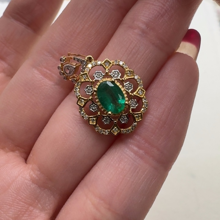 祖母绿颈饰18K金镶嵌