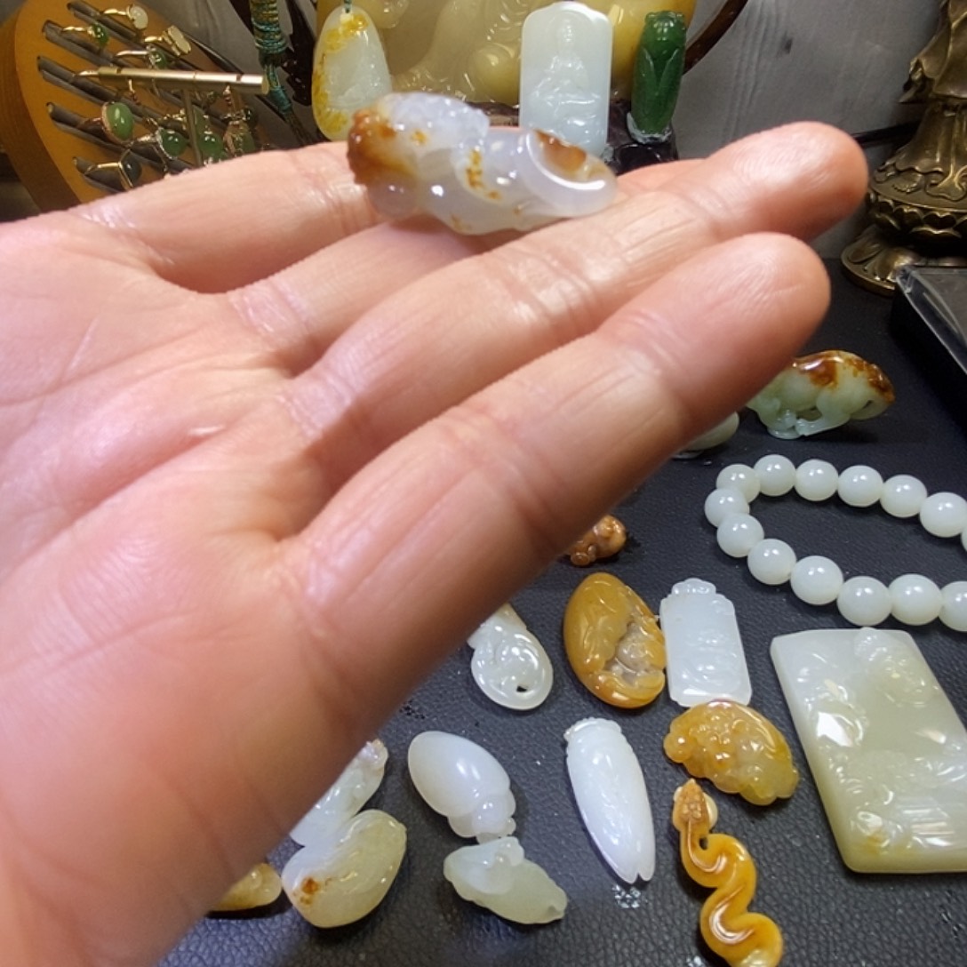 小***虫和田玉（白玉）未镶嵌颈饰