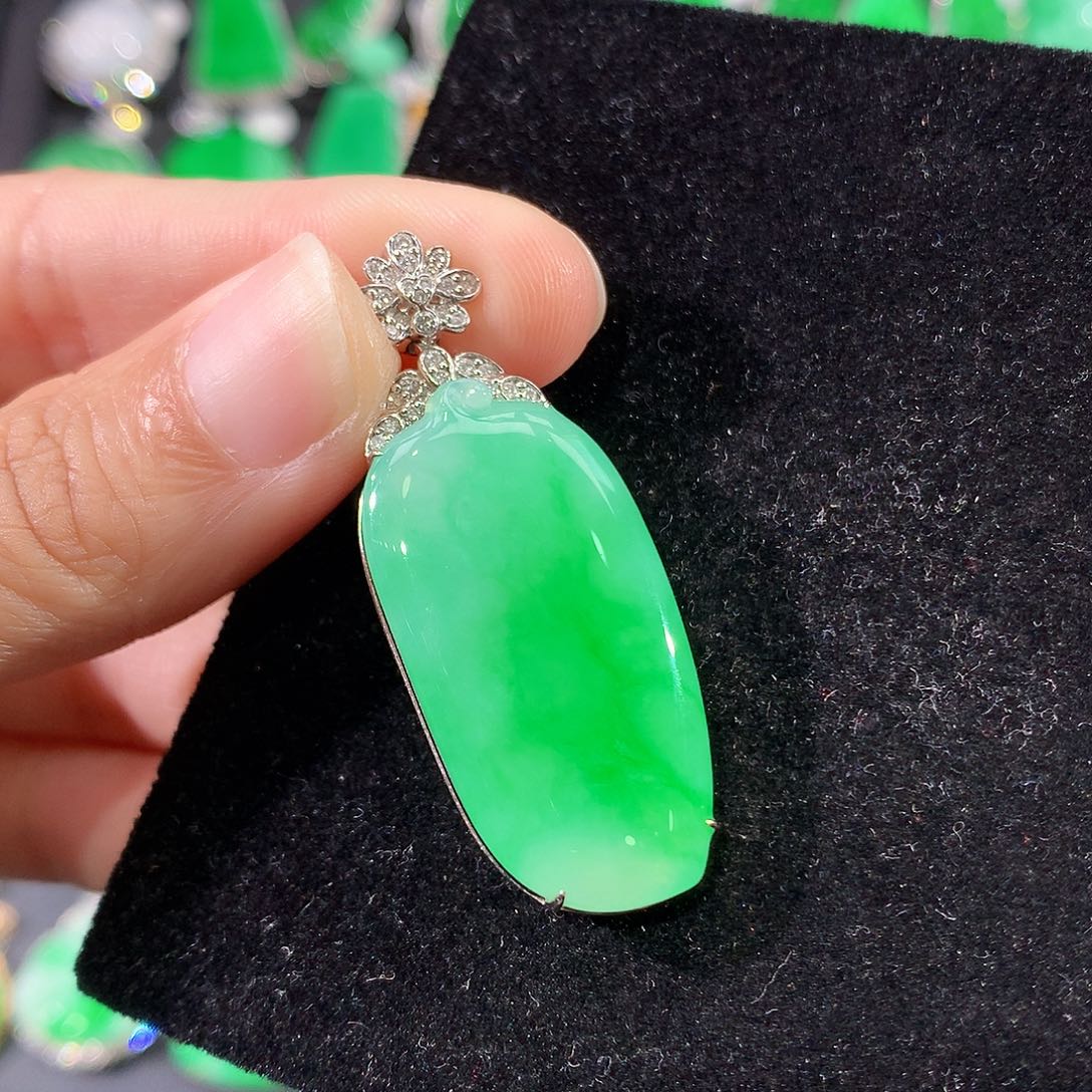 翡翠18K金镶嵌颈饰