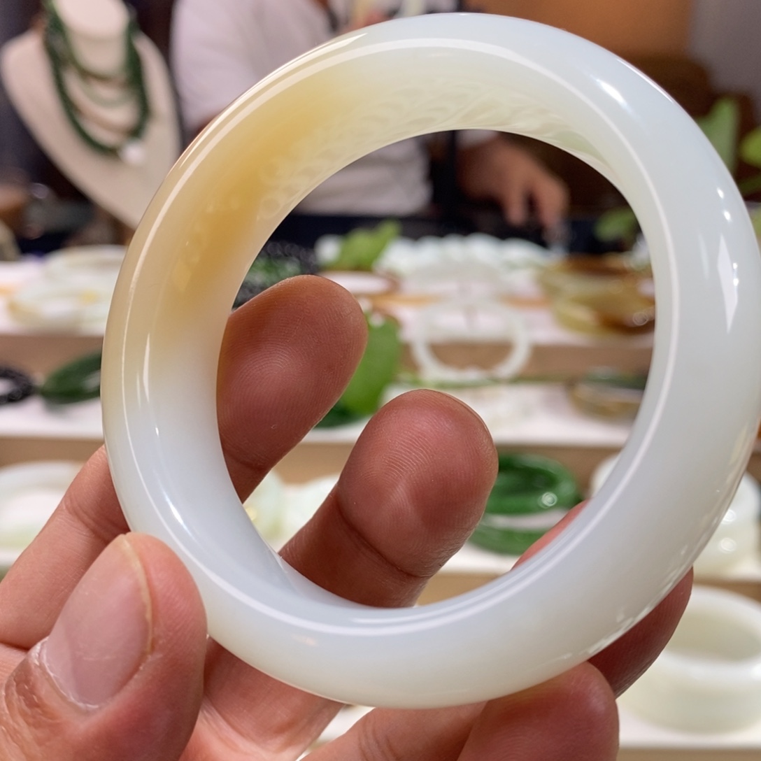 和田玉未镶嵌手镯