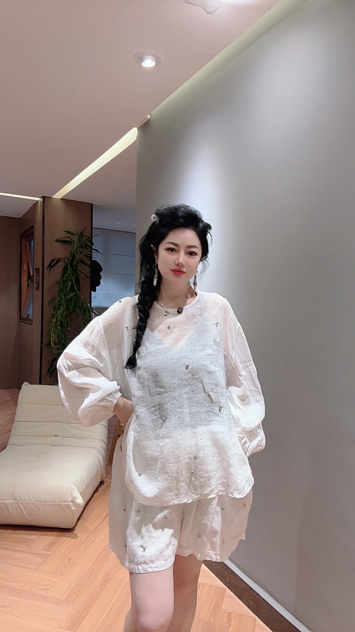 臭朵朵家 夏季新款圆领长袖苎麻镶钻宽松防晒衫上衣短裤套装