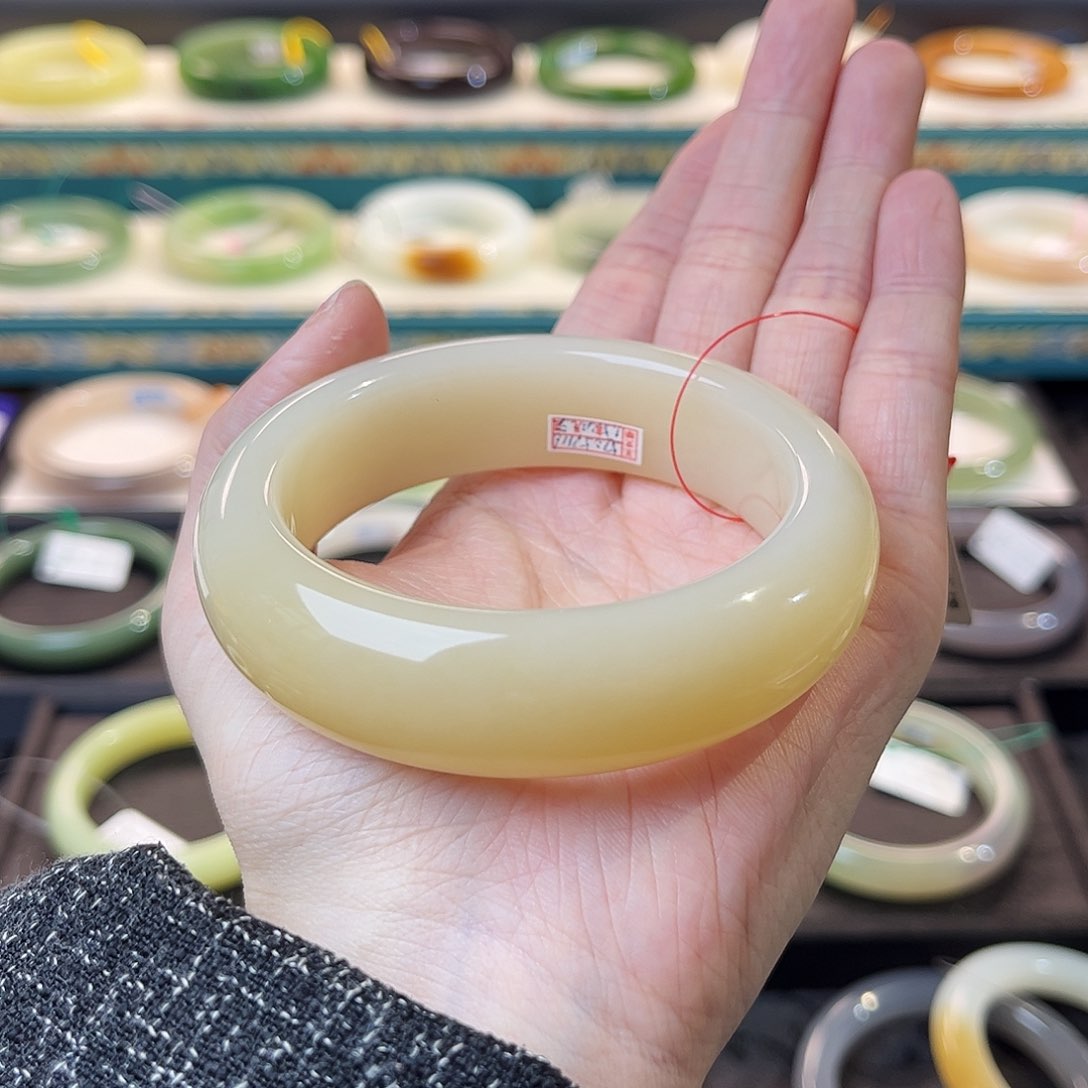 和田玉手镯未镶嵌粉糖