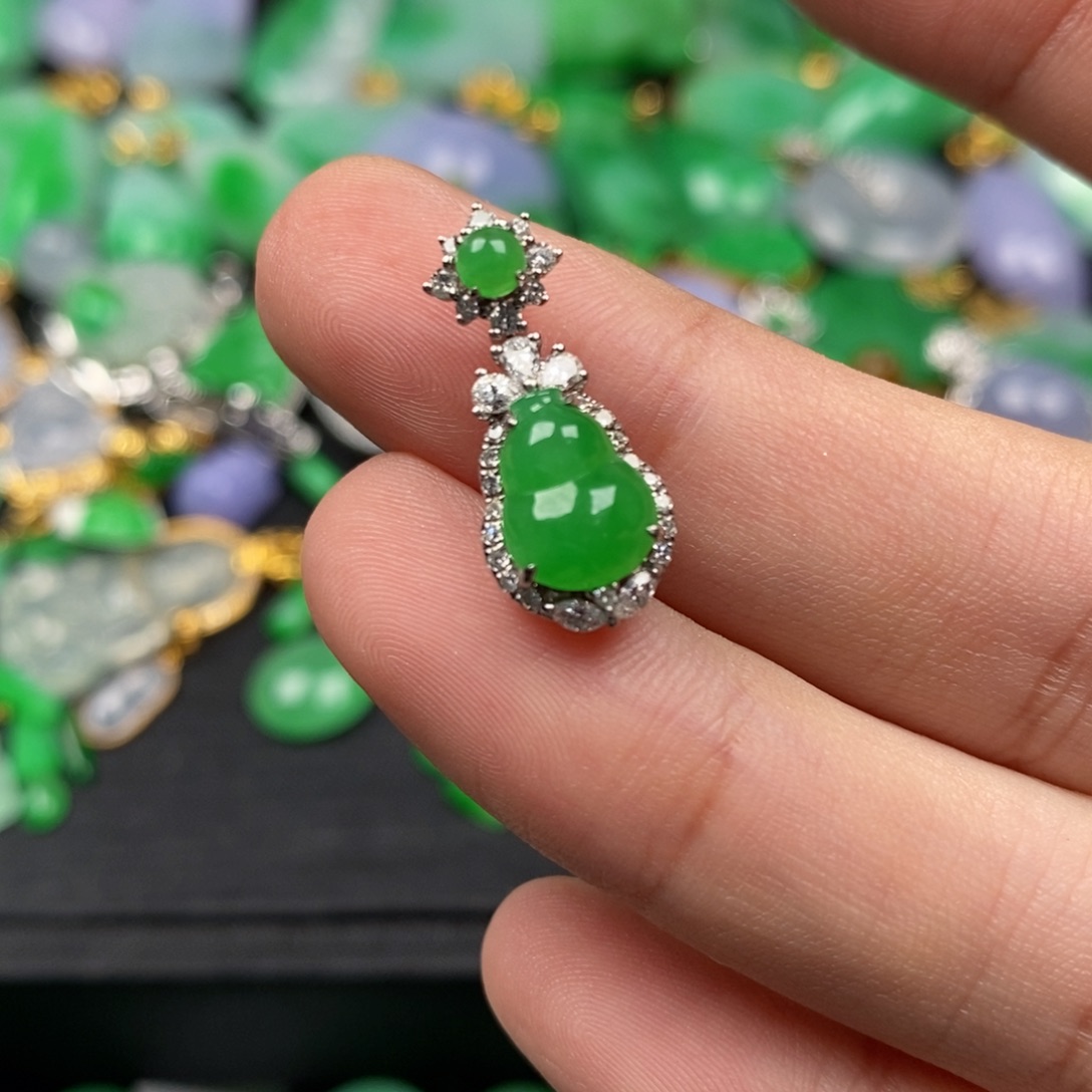 爱***花翡翠18K金镶嵌颈饰翡翠