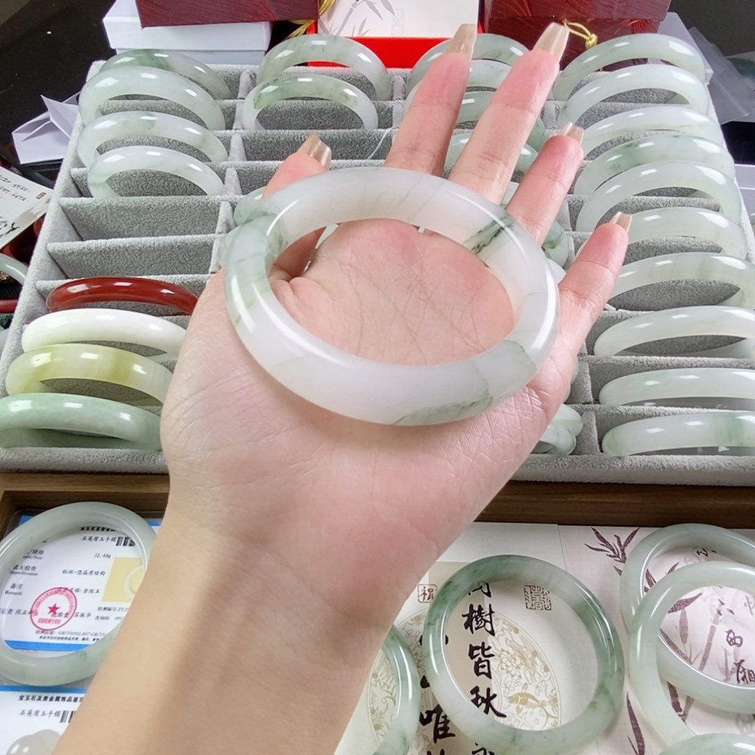 石英质玉手镯未镶嵌彩***?57.2