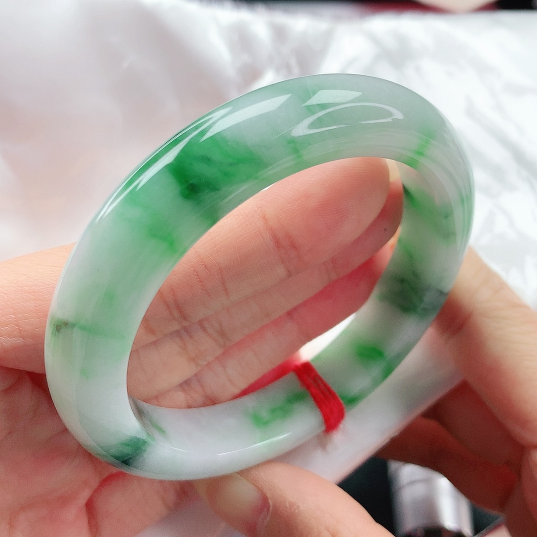 翡翠手镯未镶嵌，