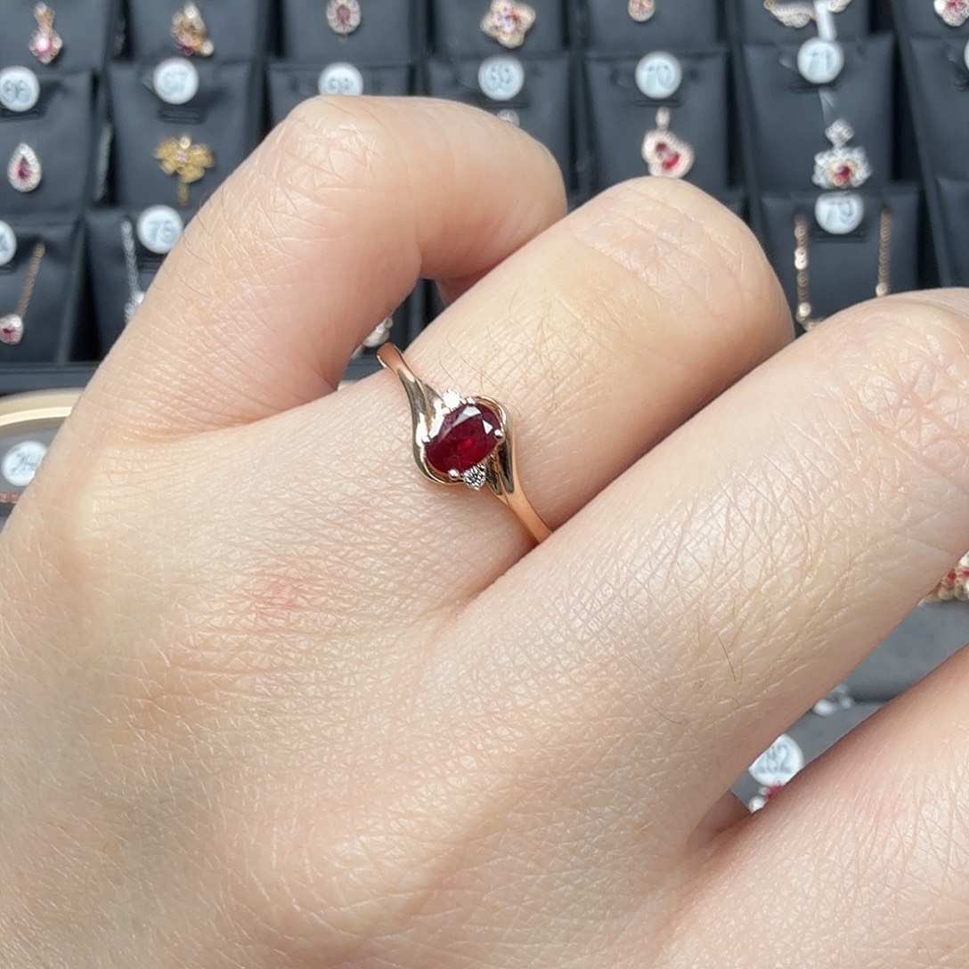 红宝石戒指18K金镶嵌扭臂经典款0.34克拉鸽血红