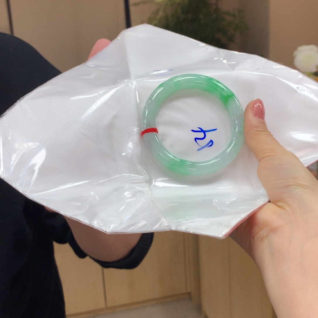 翡翠手镯未镶嵌不退不换