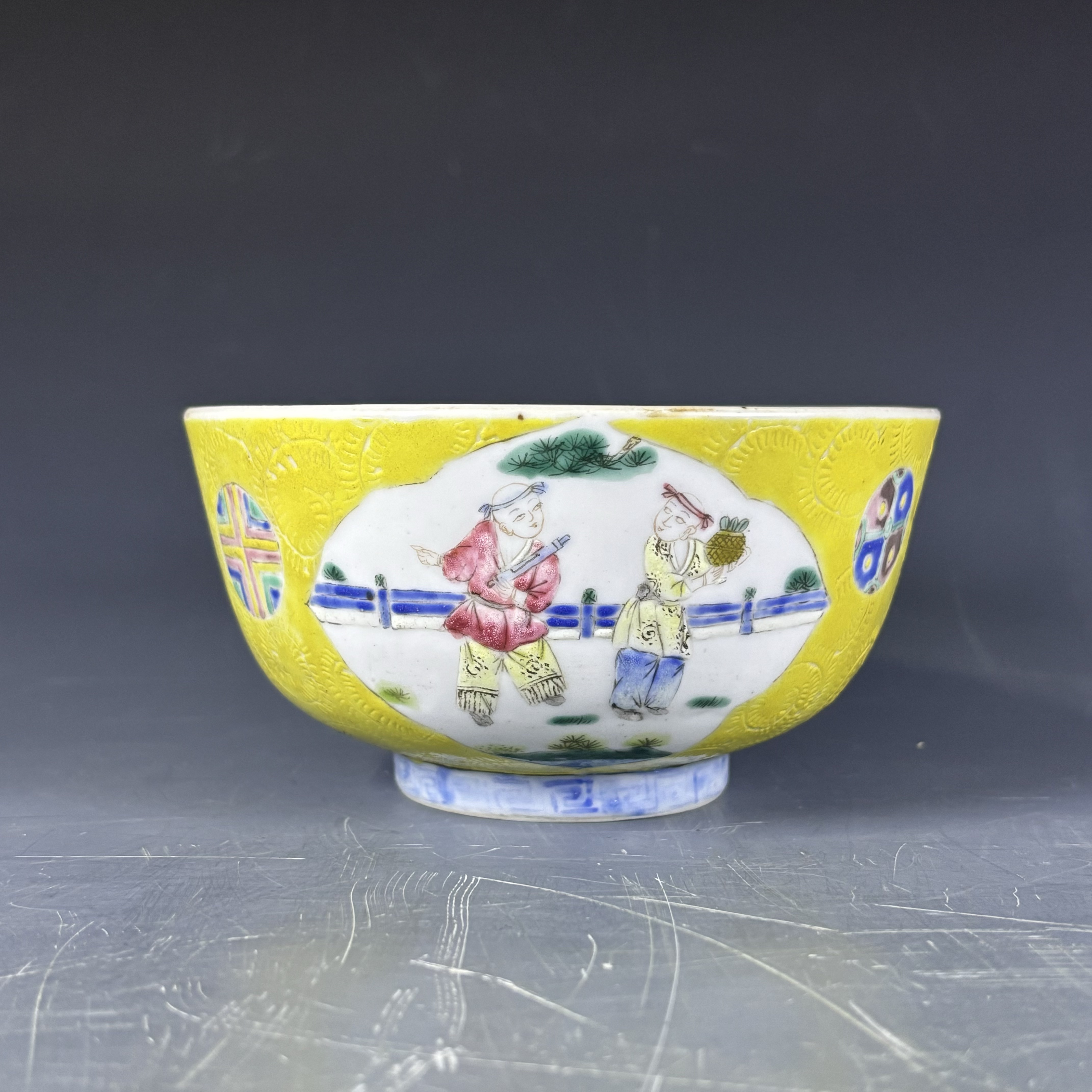 ｛来福甄选｝同治 黄地轧道开窗人物内绘金玉满堂碗