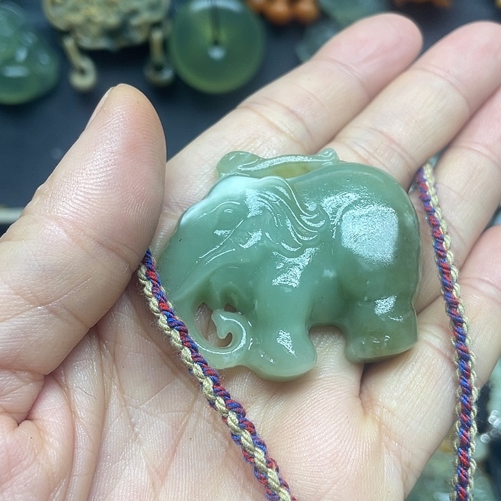 未镶嵌蛇纹石玉颈饰