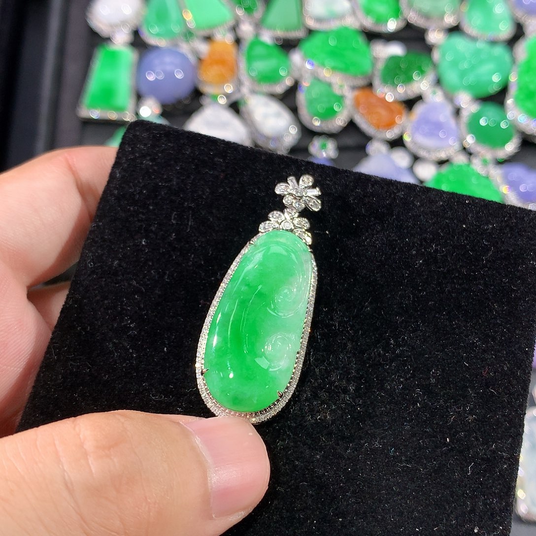 翡翠18K金镶嵌颈饰