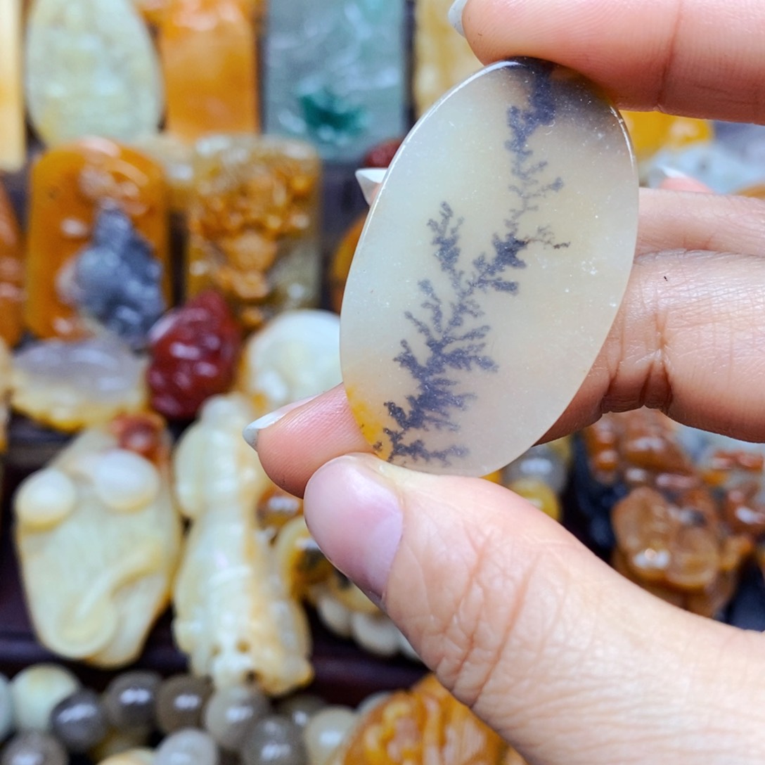 石英质玉（黄龙玉）未镶嵌颈饰