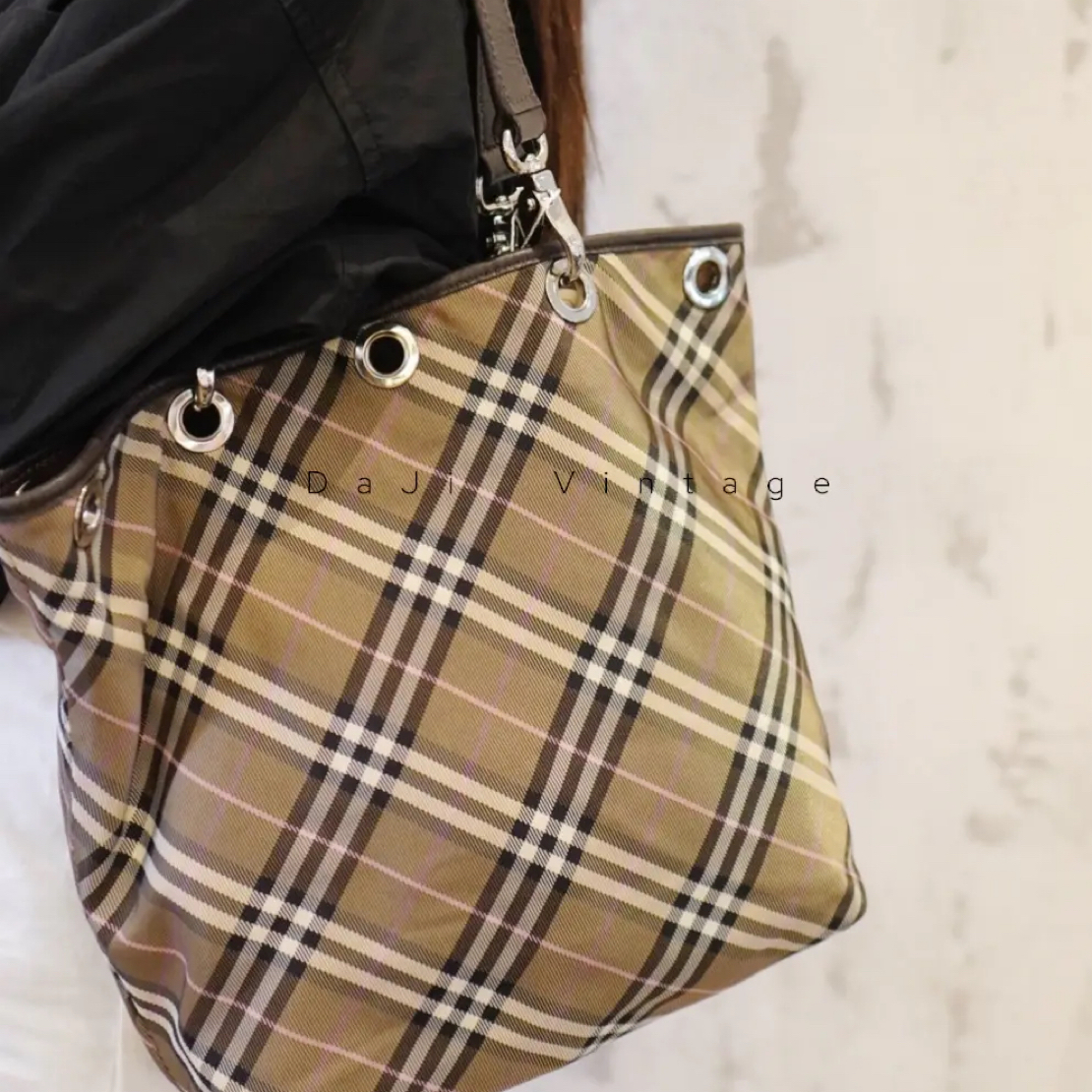 95新 BURBERRY/博柏利 大吉中古/Burberry博柏利棕色格纹水桶单肩