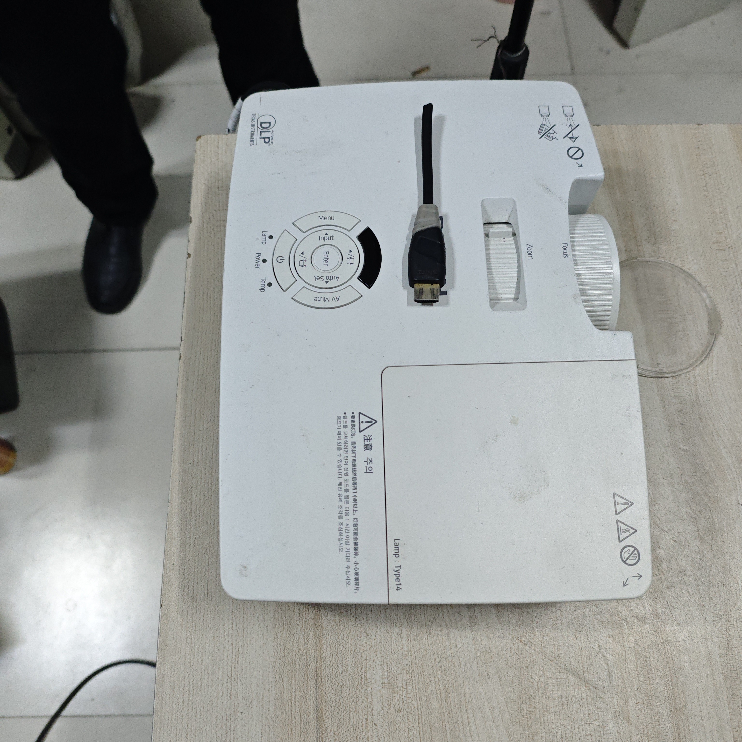高清长焦投影仪运费到付