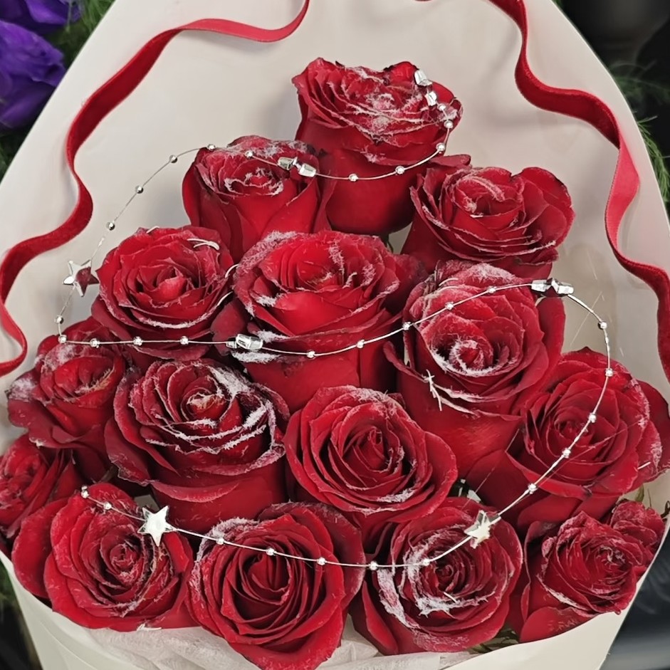 圣诞树红玫瑰花束