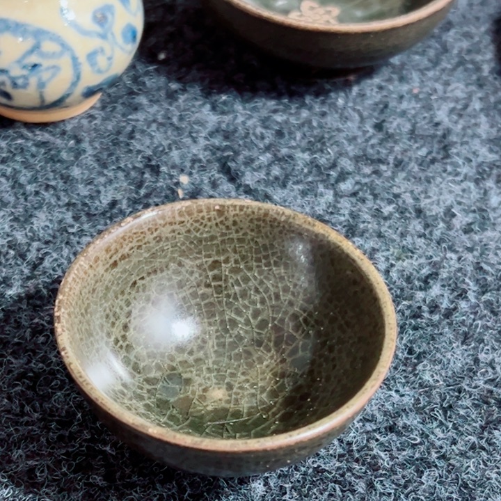 大***渊瓷片青釉文饰的一个碗