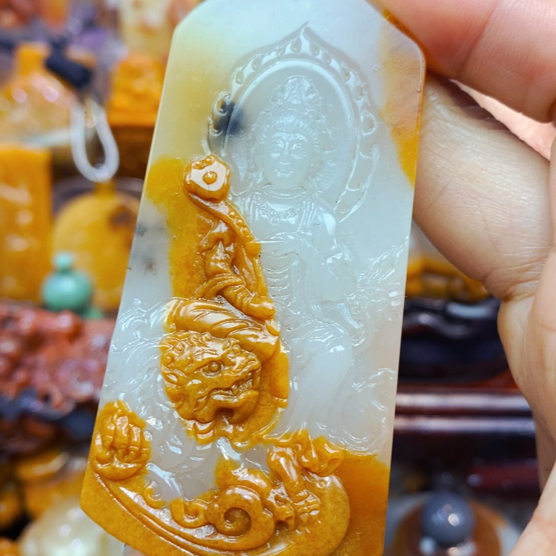 未镶嵌石英质玉（黄龙玉）颈饰