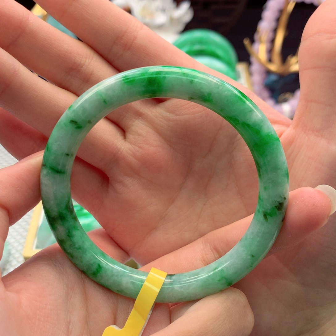 翡翠手镯未镶嵌翡翠