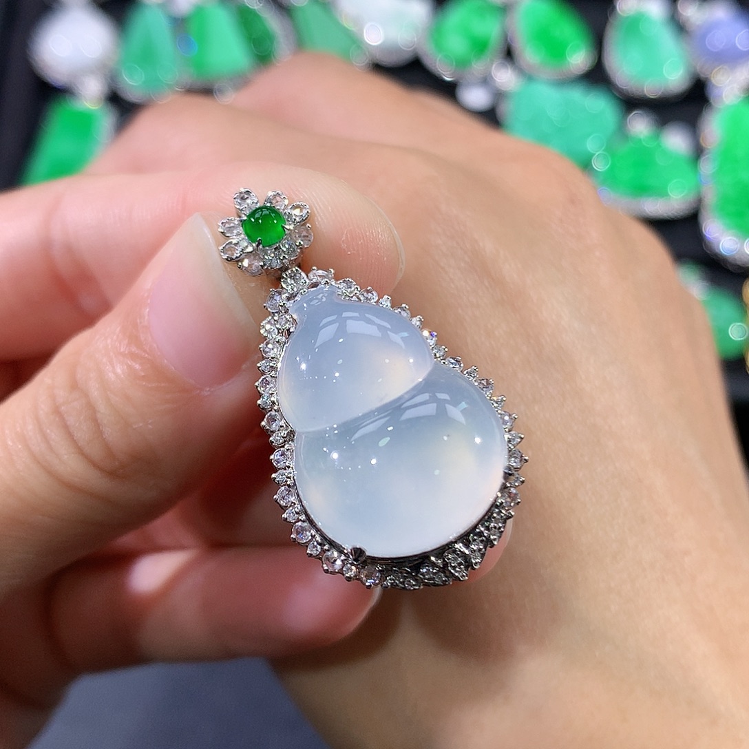 翡翠18K金镶嵌颈饰