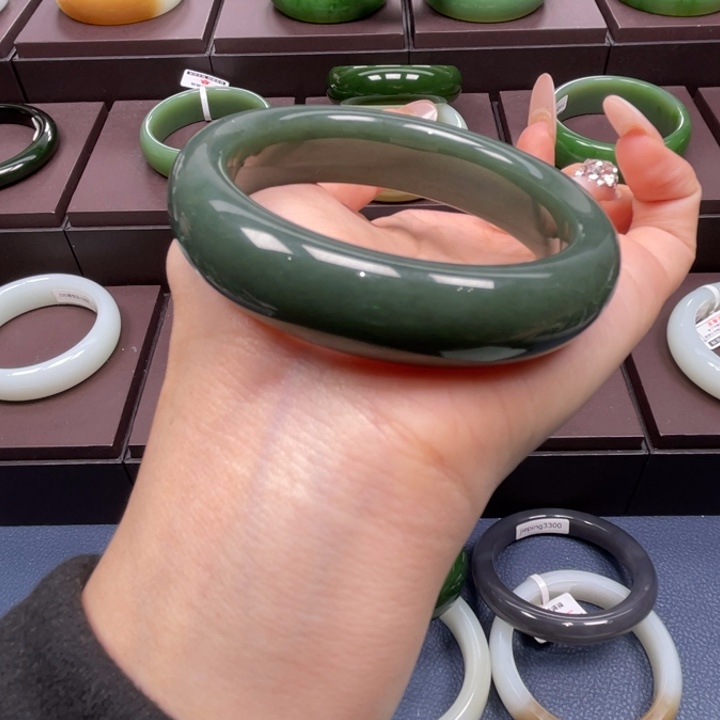 和田玉未镶嵌手镯