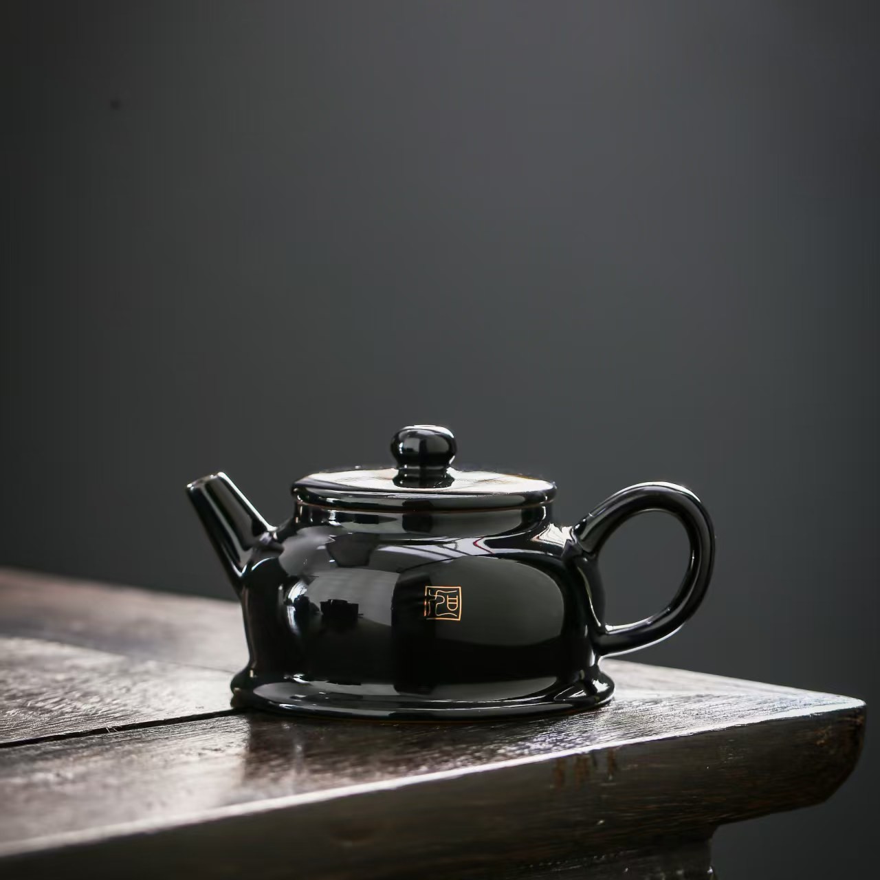【陈旭签名底款】m8泥施釉黑金一代圣手瓷壶-容量100cc左右。