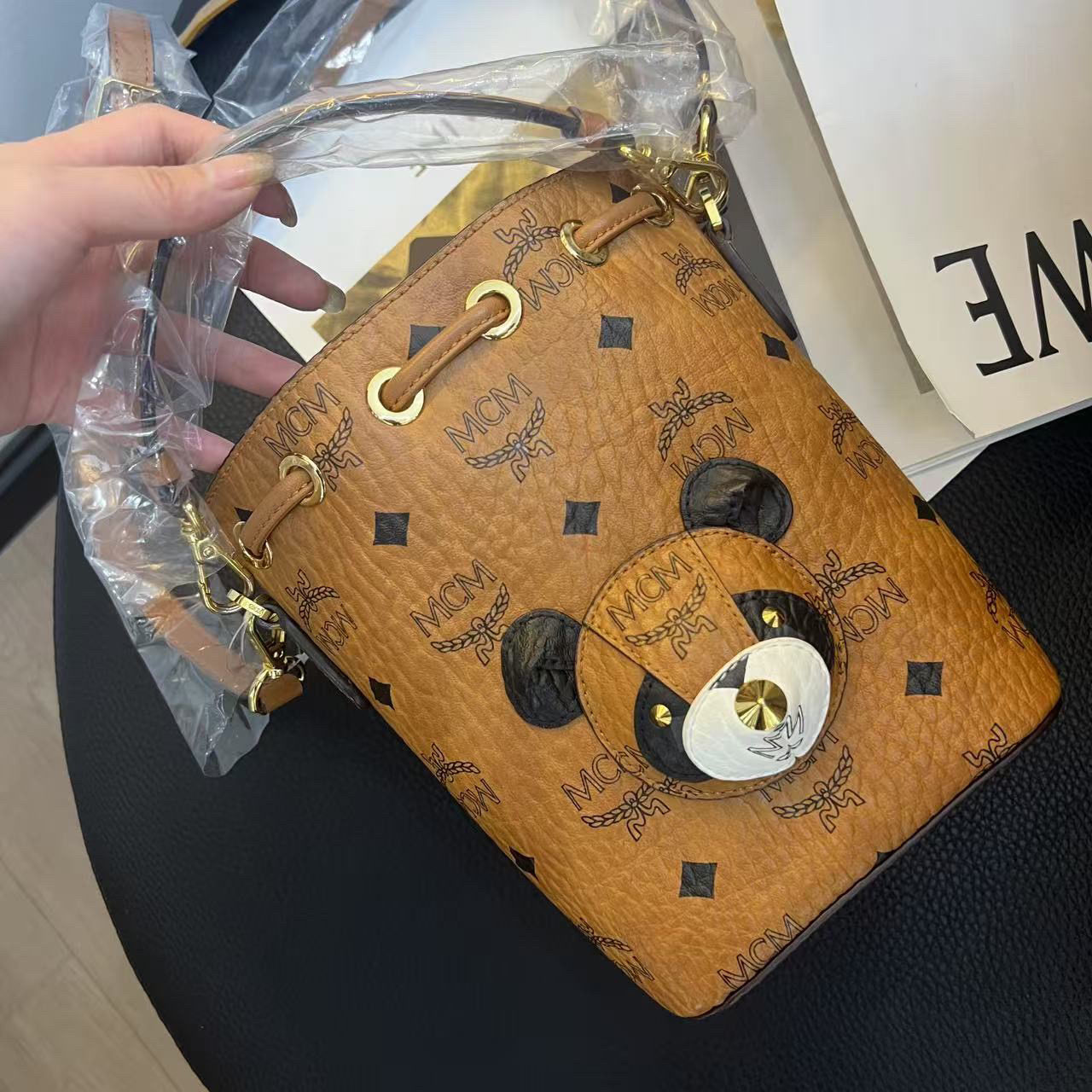 95新 MCM 大麦中古/mcm干邑色熊猫抽绳水桶斜挎包/