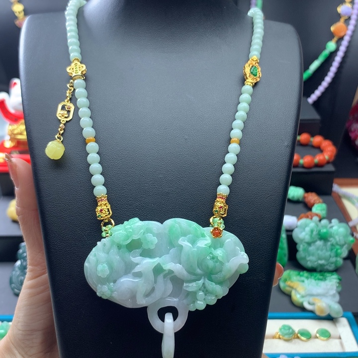 翡翠颈饰未镶嵌翡翠九尾狐