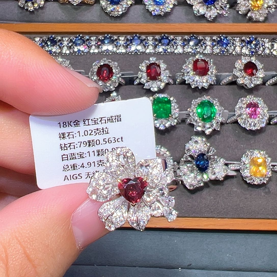 18K金镶嵌红宝石戒指