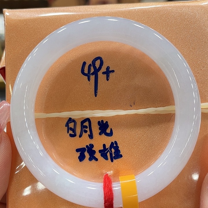翡翠手镯未镶嵌翡翠手镯