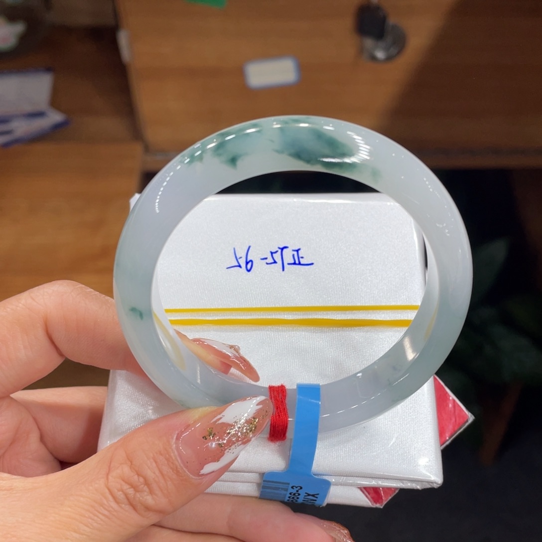 翡翠手镯未镶嵌天然翡翠