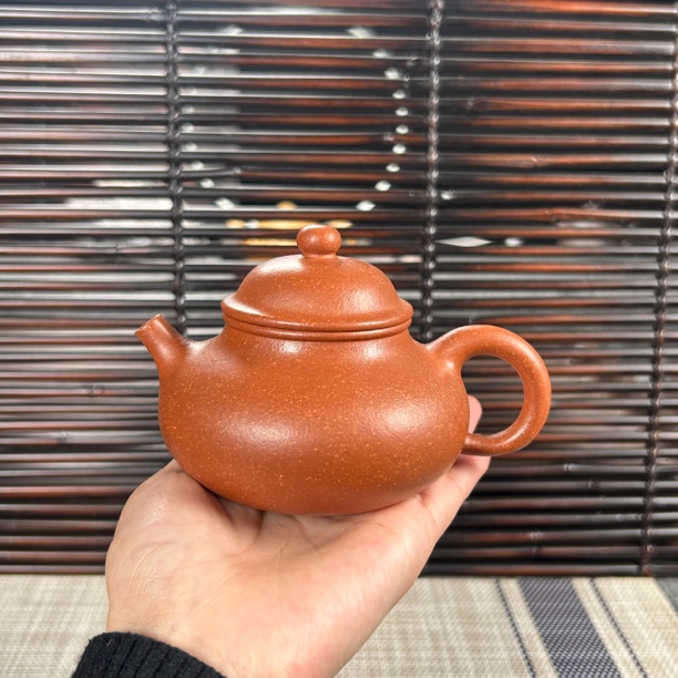 宜兴原矿40目精挑红降坡，容天壶全手制作，容量200c