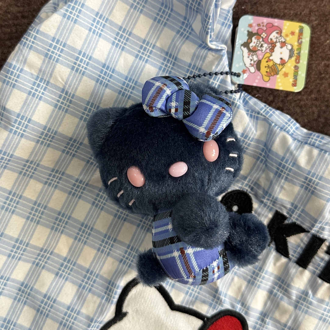 Hellokitty五十周年深蓝色格纹侧坐包包挂件可爱毛绒挂件挂饰