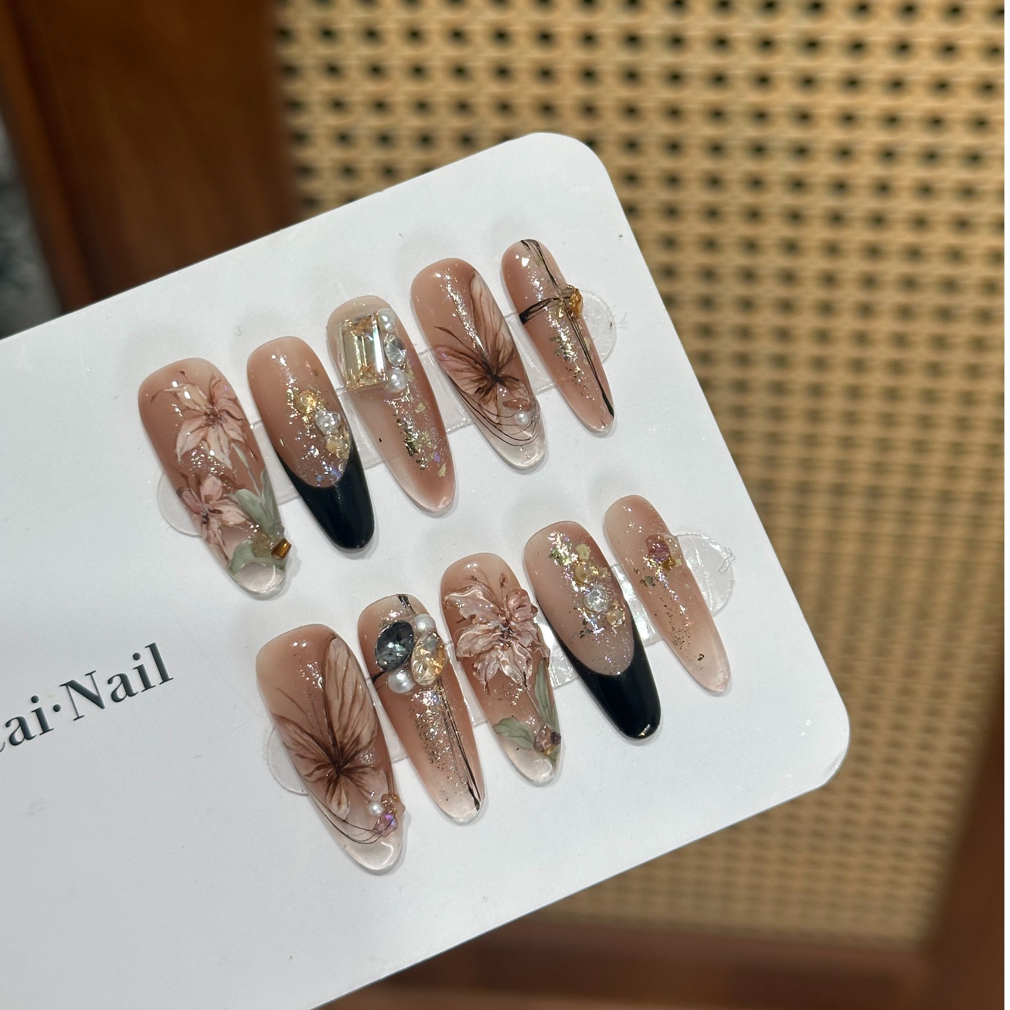 白菜家香水百合手工美甲穿戴甲纯手工高级感图片金渐层赛里木湖