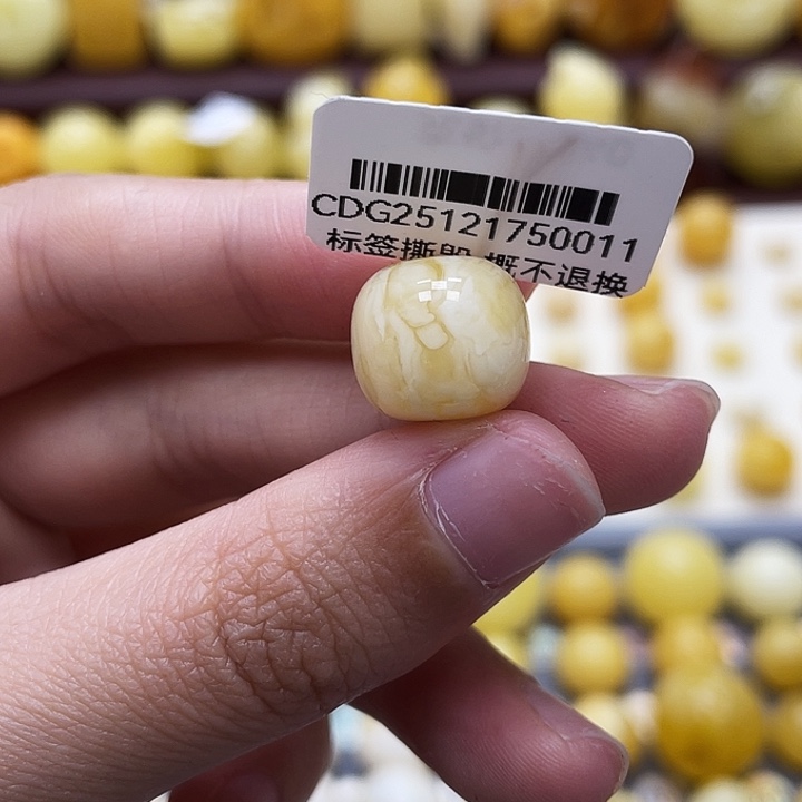 琥珀未镶嵌裸石12.8*11.4mm