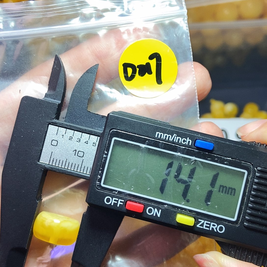 未镶嵌琥珀裸石微瑕墩子017