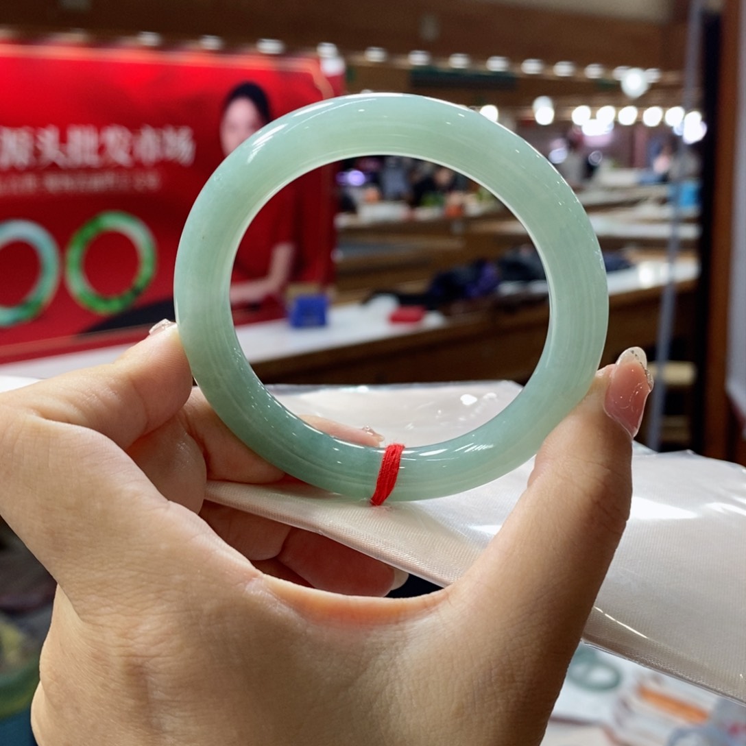 翡翠手镯未镶嵌翡翠